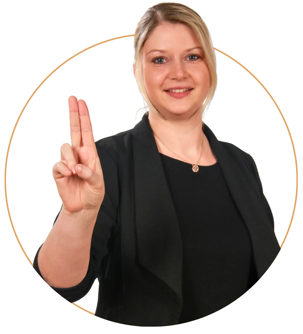 Portrait von Sandra Roscher, Expertin für ganzheitliche Begleitung, mit zwei Fingern in EMDR-Haltung und mit einem filigranen goldenen Kreis um sie herum